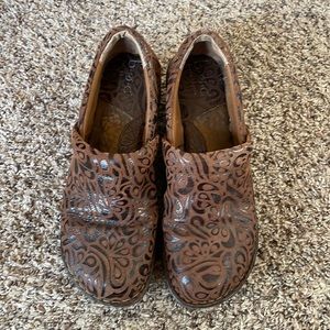 BOC Born Concept Women's Brown Peggy Tumbled Tooled Leather Clogs Size 8.5